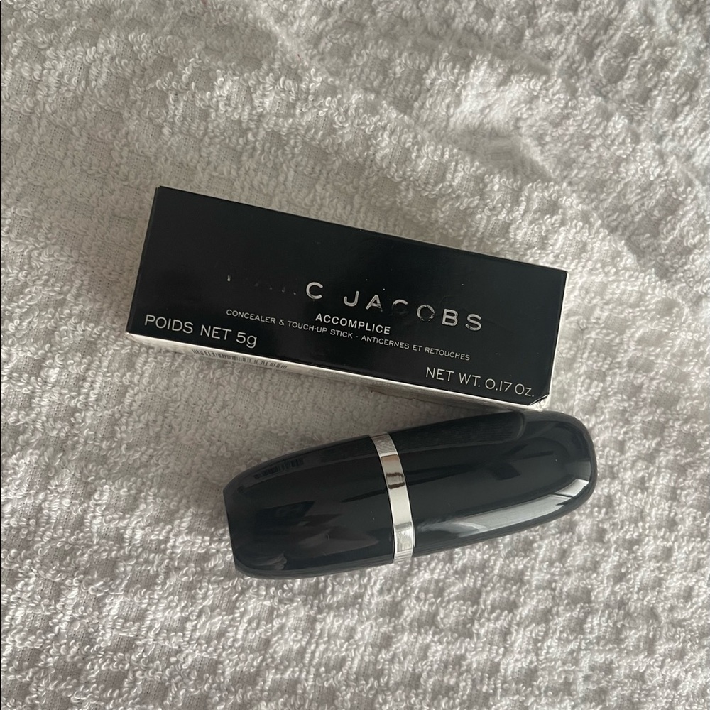 Marc Jacobs Accomplice Concealer & Touch Up in DEEP